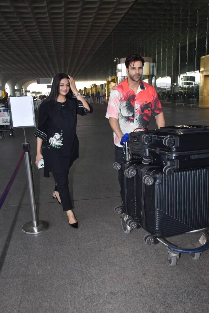 कपल सोशल मीडिया पर भी काफी एक्टिव हैं. जहां वो फैंस के साथ अपनी तस्वीरें और फनी वीडियोज अक्सर शेयर करते रहते हैं.