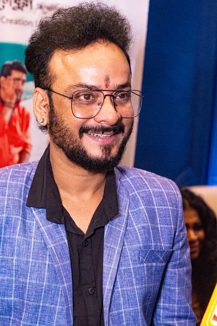 এরপরেই তাদের মাথায় আসে এক অদ্ভুত বুদ্ধি। ঠিক এখান থেকেই গল্পের এক নতুন পর্বের শুরু হয়। দুই অসৎ ছেলের সৎ পথে সমাজে বেঁচে থাকার সঙ্গে লড়াইয়ের গল্প।
