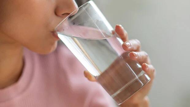 benefits of drinking water in the morning marathi news Drinking Water : सकाळी रिकाम्या पोटी पाणी पिणे शरीरासाठी फायदेशीर की घातक? वाचा संशोधनात काय म्हटलंय