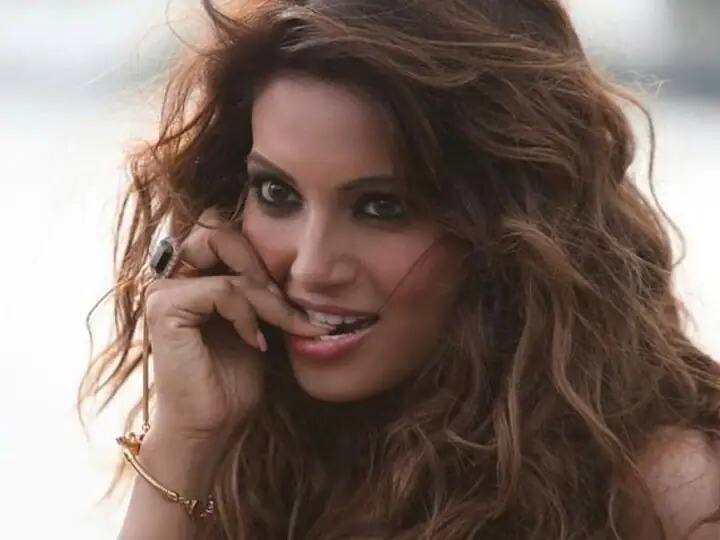 ਬੰਗਾਲੀ ਬਿਊਟੀ ਬਿਪਾਸ਼ਾ ਬਾਸੂ ਦਾ ਨਾਂ ਵੀ ਬਾਲੀਵੁੱਡ 'ਚ ਰੰਗਭੇਦ ਦਾ ਸ਼ਿਕਾਰ ਹੋਣ ਵਾਲਿਆਂ ਦੀ ਸੂਚੀ 'ਚ ਹੈ। ਉਨ੍ਹਾਂ ਨੂੰ ਆਪਣੇ ਸਾਂਵਲੇ ਰੰਗ ਦੇ ਕਾਰਨ ਸ਼ੁਰੂ ਤੋਂ ਹੀ ਨਿਸ਼ਾਨਾ ਬਣਨਾ ਪਿਆ, ਹਾਲਾਂਕਿ ਅਦਾਕਾਰਾ ਨੇ ਆਪਣੇ ਆਪ ਨੂੰ ਸਾਬਤ ਕੀਤਾ ਅਤੇ ਆਪਣੇ ਸਾਂਵਲੇ ਰੰਗ ਨੂੰ ਢਾਲ ਵਜੋਂ ਵਰਤ ਕੇ ਨਾ ਸਿਰਫ਼ ਮਾਡਲਿੰਗ ਵਿੱਚ ਸਗੋਂ ਹਿੰਦੀ ਫਿਲਮਾਂ ਵਿੱਚ ਵੀ ਆਪਣਾ ਨਾਮ ਬਣਾਇਆ।