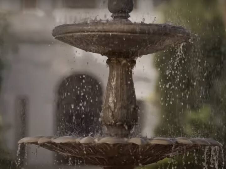 It begins with lush verdant lawns and the spotless white facade. In the gardens, a lovely fountain gurgles as the exquisite royal dome soars over it. (Image Source: You Tube/ Myntra)