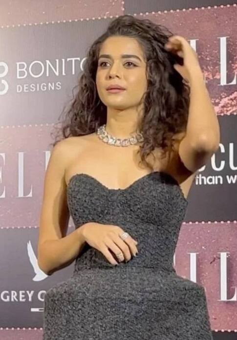 મિથિલા પાલકર પણ એલી ઈન્ડિયા બ્યુટી એવોર્ડ 2022માં હાજરી આપવા પહોંચી હતી. આ દરમિયાન મિથિલાએ શોર્ટ બ્લેક ડ્રેસ પહેર્યો હતો