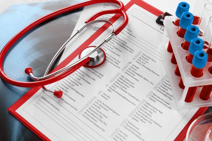 ਜਦੋਂ ਵੀ ਬਾਡੀ ਚੈਕਅੱਪ ਦੀ ਗੱਲ ਆਉਂਦੀ ਹੈ ਤਾਂ ਅਕਸਰ ਲੋਕਾਂ ਦੇ ਦਿਮਾਗ ਵਿੱਚ ਇਹ ਸਵਾਲ ਆਉਂਦਾ ਹੈ ਕਿ ਪੂਰੇ ਸਰੀਰ ਦੇ ਚੈਕਅੱਪ ਵਿੱਚ ਕਿੰਨੇ ਟੈਸਟ ਹੁੰਦੇ ਹਨ ਅਤੇ ਕਿਹੜੇ ਟੈਸਟ ਜ਼ਰੂਰੀ ਹੁੰਦੇ ਹਨ।