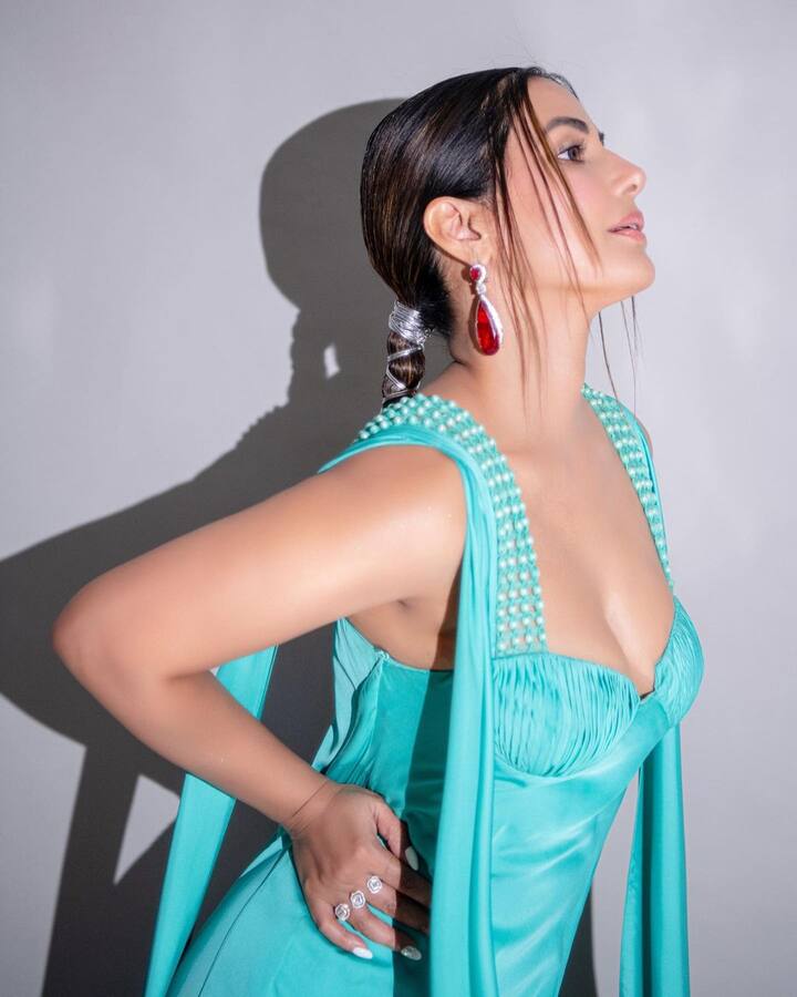 हिना खानने तिच्या सुंदर ड्रेससोबत सुंदर कानातले आणि 3 फिंगर रिंग्ज घालून तिच्या लुकला पूर्ण केले आहे. (छायाचित्र सौजन्यः realhinakhan/Instagram)