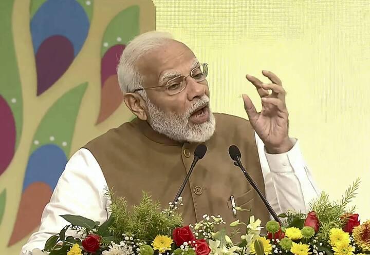 दहशतवाद (Terrorism) ही जागतिक समस्या आहे, त्याचा सामनाही आंतरराष्ट्रीय समुदायाने एकात्मिक पद्धतीने करायला हवा, कोणत्या देशात दहशतवाद आहे किंवा दहशतवादी कारवाया कुठे झाल्यात यावरुन त्यासंबंधीची प्रतिक्रिया ठरता कामा नये असंही ते म्हणाले.