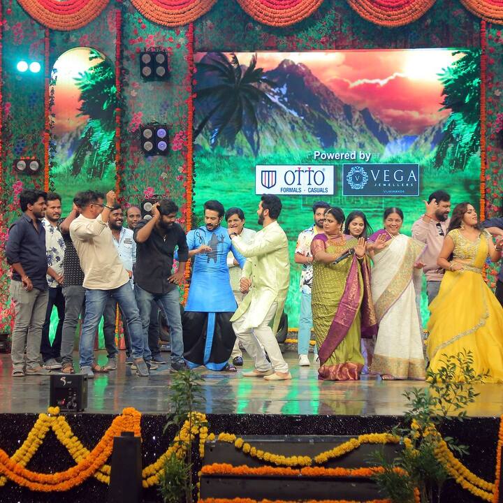 శతమానంభవతి సీరియల్ టీం సందడి. Image Credit: Gnapika Entertainments/ Instagram