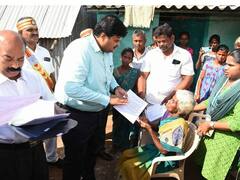 கரூரில் விஷவாயு தாக்கி இறந்த தொழிலாளர்கள்; குடும்பத்தினருக்கு நிவாரண உதவிகள் வழங்கிய ஆட்சியர்