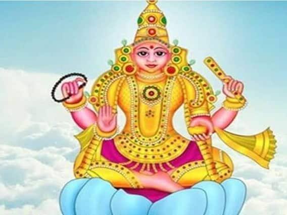 શુક્રવારનો દિવસ પણ શુક્રદેવને સમર્પિત છે, એવું માનવામાં આવે છે કે આ દિવસે સફેદ કે ચાંદી રંગનું વાહન ખરીદવાથી શુભ ફળ મળે છે. શુક્રદેવની કૃપાથી જીવનમાં ધન, વૈભવ અને ઐશ્વર્યની પ્રાપ્તિ થાય છે.