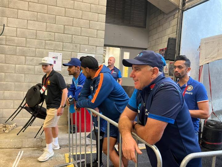 ब्रेक टाइम में चल रहे दिलचस्प मैच को देखने के लिए स्टाफ भी पहुंच गया. इस दौरान अर्शदीप सिंह बाहर खड़े होकर इस मजाकिया खेल का आनंद ले रहे थे.