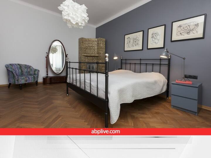 पति-पत्नी को अपने बेडरूम में लोहा या फिर किसी धातु का बना बेड नहीं रखना चाहिए. सोने के लिए हमेशा लकड़ी के बिस्तर का ही इस्तेमाल करना चाहिए. इससे वैवाहिक जीवन में सकारात्मक ऊर्जा आती है.