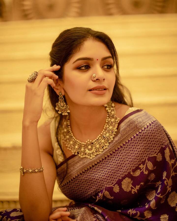 வெண்ணிலவோ வாழ்ந்ததும் தேய்ந்திடுமே//உன் அழகோ தேய்ந்திடாது வெண்ணிலா!
