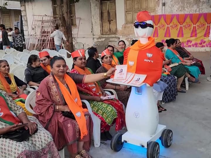 Gujarat Assembly Election BJP Uses Robot To Campaign For Its Candidates Gujarat Assembly Election: ఎన్నికల ప్రచారం చేస్తున్న రోబో, స్లోగన్స్ కూడా ఇచ్చేస్తోంది - ఐడియా అదుర్స్