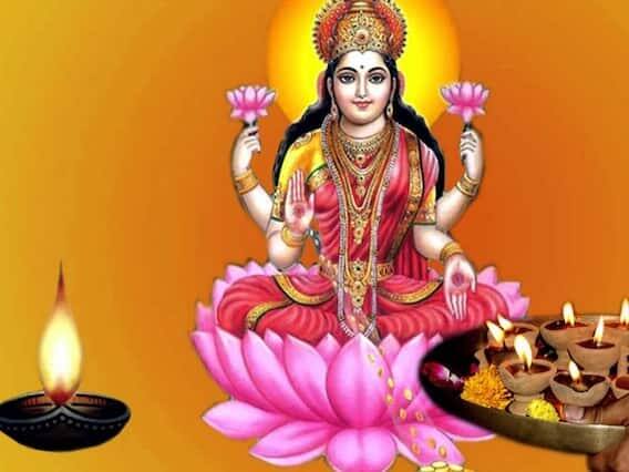 શુક્રવારે ઘરના મુખ્ય દરવાજા પર થોડો ગુલાલ છાંટવો જોઈએ. એવું માનવામાં આવે છે કે આવું કરવાથી દેવી લક્ષ્મી આકર્ષિત થાય છે. રંગોળી પણ બનાવી શકાય છે.