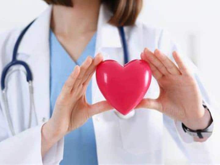 heart attack Heart Attack Symptoms Risk and Recovery Heart Attack: हाथों की झनझनाहट को मामूली समझ कर न करें इग्नोर, दिल का दौरा पड़ने के हो सकते हैं संकेत