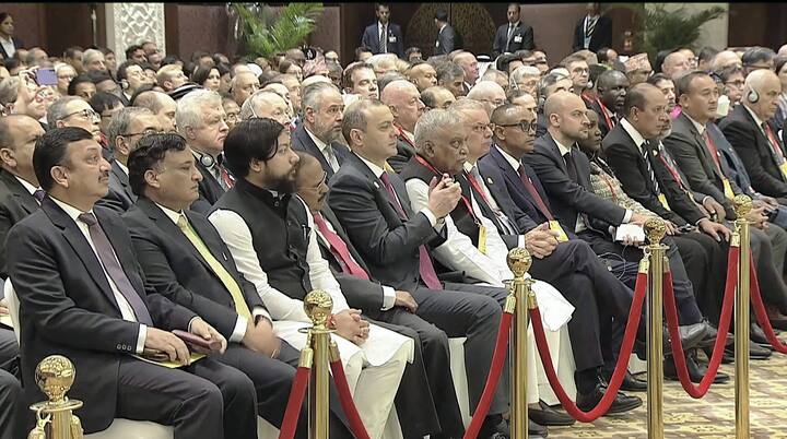 दहशतवादाला पाठिंबा देणाऱ्या किंवा आपल्या परराष्ट्र धोरणाचा भाग म्हणून दहशतवाद निर्यात करणाऱ्या देशांना आंतरराष्ट्रीय समुदायाने बहिष्कृत केलं पाहिजे, असं आवाहनही त्यांनी केलं. सतत विकसित होणारं तंत्रज्ञान आणि त्यामुळे आलेली वेगवान संपर्क क्रांती याचा वापर करुन दहशतवादी संघटना वेगवेगळ्या मार्गाने आर्थिक रसद मिळवत आहेत.  अशी रसद मिळवणं, हे कोणत्याही देशाचा सक्रिय पाठिंबा असल्याशिवाय शक्य होत नाही, असंही त्यांनी स्पष्ट केलं.