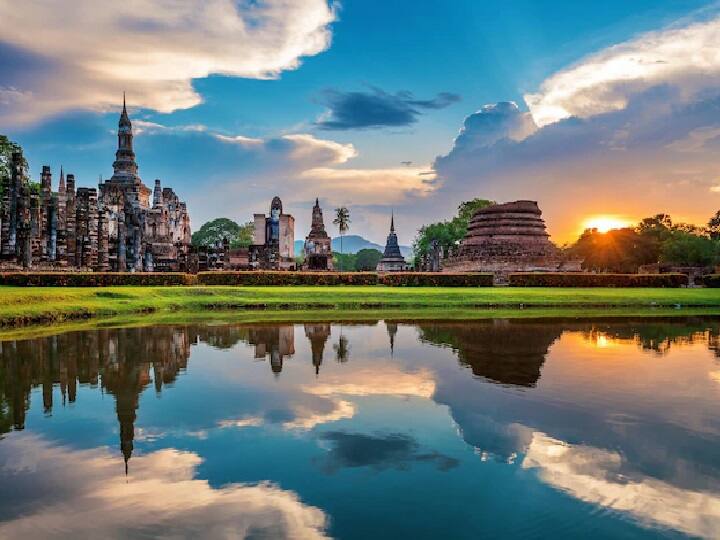 आपको वहां की कई प्रसिद्ध जगह जैसे Coral Island, Gems Gallery, Nong Nouch Tropical Garden आदि जैसी कई जगहों पर घूमने का मौका मिलेगा.