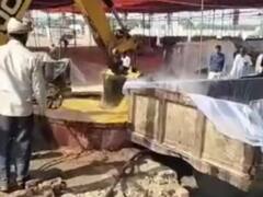 दंदरौआ धाम में सियपिय मिलन कार्यक्रम, तीन लाख लोगों के लिए बनाया जा रहा खाना, JCB की ली जा रही मदद