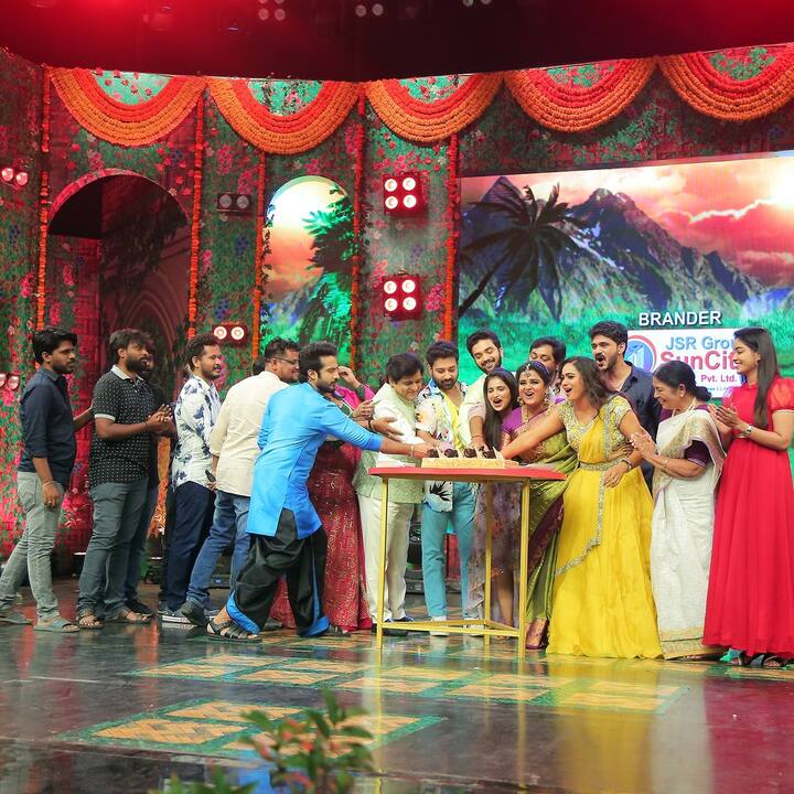 అలీ, శివ బాలాజీ ఈ వేడుకల్లో పాల్గొన్నారు. Image Credit: Gnapika Entertainments/ Instagram