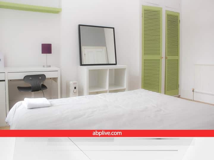 वास्तु के अनुसार बेडरूम में कभी भी आईना नहीं लगाना चाहिए. इससे पति-पत्नी के रिश्ते में खटास आती है. अगर आईना हो तो इस बात का ध्यान रखें कि इस पर सुबह सोकर उठते ही सीधी नजर न जाये.