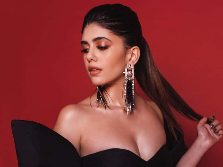 Sanjana Sanghi was spotted in black Shivani Awasty couture. Sanjana accessorized with dangling earrings by outhouse jewellery. Sanjana looked stunning in black at the Elle Beauty Awards 2022. See Pics