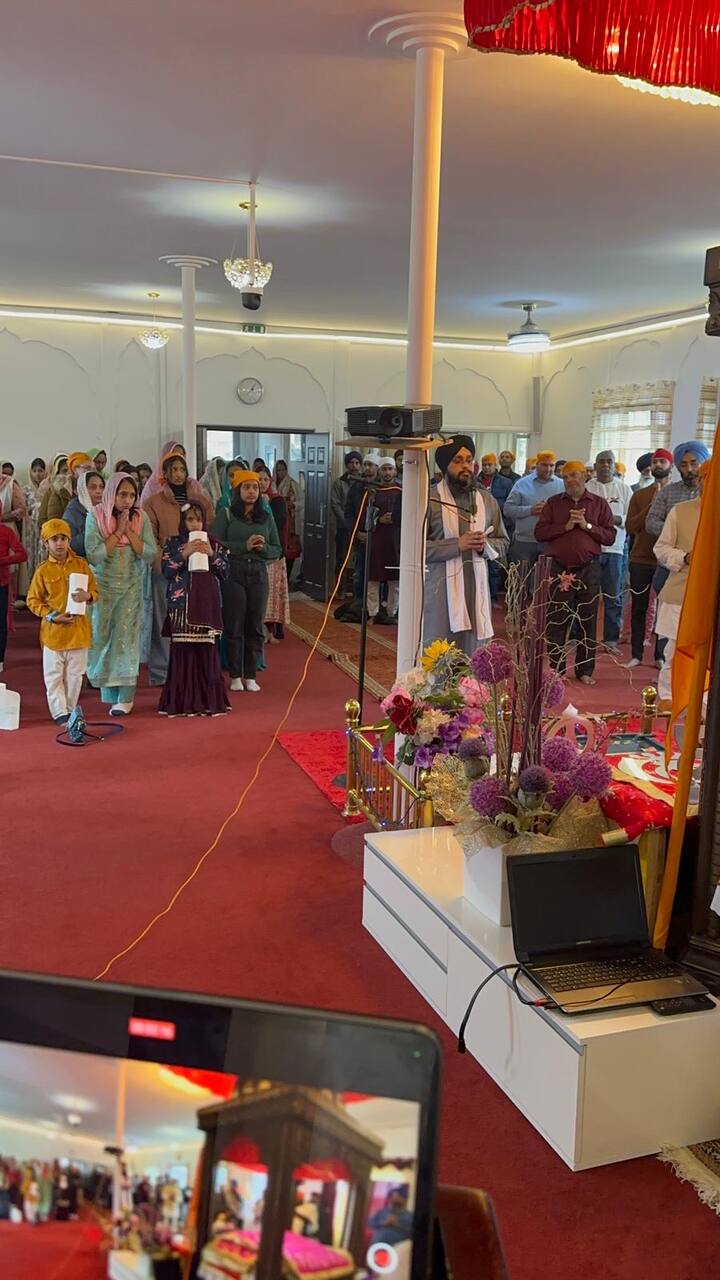 ਇਸ ਤੋਂ ਬਾਅਦ ਉਪਰੰਤ ਬੱਚਿਆਂ ਨੇ ਸ਼ਬਦ ਕੀਰਤਨ ਰਾਹੀਂ ਸੰਗਤਾਂ ਨੂੰ ਨਿਹਾਲ ਕੀਤਾ ।ਗੁਰੁਘਰ ਦੇ ਵਜ਼ੀਰ ਭਾਈ ਰਿਸ਼ੀਪਾਲ ਸਿੰਘ ਜੀ ਦੇ ਜੱਥੇ ਨੇ ਜਿੱਥੇ ਰਸ ਭਿਨਾ ਸ਼ਬਦ ਕੀਰਤਨ ਸੰਗਤਾ ਨੂੰ ਸਰਵਣ ਕਰਵਾਇਆ।