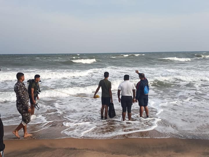 Two BTech students drown at Bheemili beach: విశాఖ భీమిలి బీచ్ లో విషాదం చోటుచేసుకుంది. ఇద్దరు బీటెక్ స్టూడెంట్స్ గల్లంతయ్యారు. తగరపువలస అనిట్స్ కాలేజ్ కు చెందిన విద్యార్థులు గల్లంతయ్యారని సమాచారం.