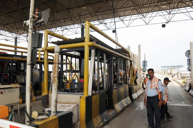 Toll Plaza Rates Decision to Reduce Toll Gate Fees By 40 Percent All Over India Public Funded Projects- Nitin Gadkari Toll Plaza Rates: জাতীয় সড়কে কমছে টোল ফি, ৪০ শতাংশ ফি কমানোর সিদ্ধান্ত সরকারের