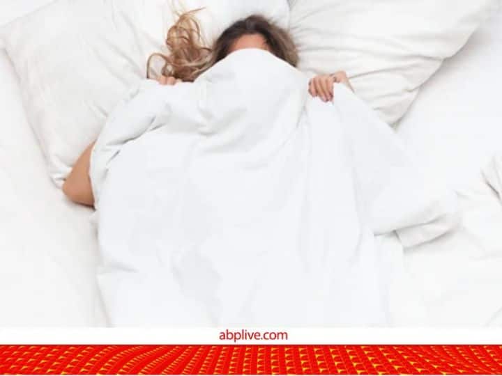 sleeps with overhead blanket than know its consequences related to  health सर्दियों में मुंह ढककर सोते हैं आप तो आज ही संभल जाएं, खतरनाक हैं परिणाम 