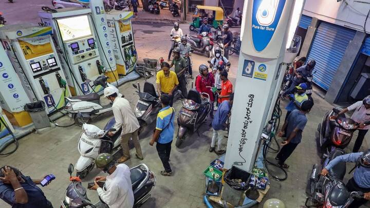 ৫ রাজ্যের ভোটের আগে জ্বালানির দাম বদল নিয়ে প্রতিশ্রুতি দিয়েছিল মোদি সরকার। তবে সেময় বরাবরের মতোই তৃণমূলের তরফে বলা হয়েছিল, দাম কমলেও তা ফের বেড়ে যাবে ভোটের পরপরই। এদিকে ৫ রাজ্যের ভোটে বড়সড় জয় আসে গেরুয়া শিবিরের।