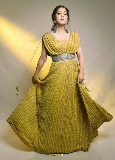 ਨੀਤੀ ਦੇ ਪਿਤਾ ਬ੍ਰਿਜ ਮੋਹਨ ਸ਼ਰਮਾ ਇੱਕ ਸਰਕਾਰੀ ਅਧਿਕਾਰੀ ਹਨ, ਜਦੋਂ ਕਿ ਉਸਦੀ ਮਾਂ ਇੱਕ ਘਰੇਲੂ ਔਰਤ ਹੈ। ਨੀਤੀ ਮੋਹਨ ਚਾਰ ਭੈਣਾਂ ਵਿੱਚੋਂ ਸਭ ਤੋਂ ਵੱਡੀ ਹੈ। ਉਸਦੀ ਛੋਟੀ ਭੈਣ ਸ਼ਕਤੀ ਮੋਹਨ ਬਾਲੀਵੁੱਡ ਦੀ ਇੱਕ ਪ੍ਰਸਿੱਧ ਡਾਂਸਰ ਅਤੇ ਕੋਰੀਓਗ੍ਰਾਫਰ ਹੈ। ਮੁਕਤੀ ਮੋਹਨ ਵੀ ਕੋਰੀਓਗ੍ਰਾਫੀ ਕਰਦੀ ਹੈ। ਨੀਤੀ ਦੀ ਸਭ ਤੋਂ ਛੋਟੀ ਭੈਣ ਕ੍ਰਿਤੀ ਮੋਹਨ ਗਲੈਮਰਸ ਦੁਨੀਆ ਤੋਂ ਦੂਰ ਕੰਮ ਕਰ ਰਹੀ ਹੈ।