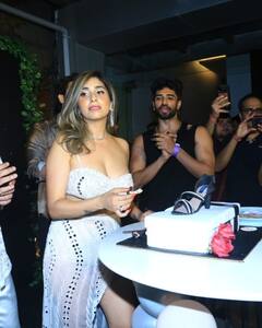 Neha Bhasin Birthday: बिग बॉस की मंडली संग नेहा भसीन ने मनाया अपना 40वां बर्थडे, टू पीस में दिखीं बेहद ग्लैमरस