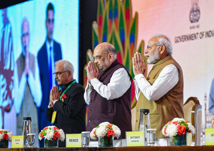 जगातील कोणत्याच देशाने कोणत्याच अर्थाने दहशतवादी संघटनांना थारा देता कामा नये, असं सांगून पंतप्रधान नरेंद्र मोदी म्हणाले, दहशतवादाच्या समस्येचा समूळ नायनाट करायचा असेल तर व्यापक एकात्मिक आणि सर्वकालिक प्रयत्न करणं आवश्यक आहे. आपल्या देशातील नागरिकांची सुरक्षितता सांभाळायची असेल तर दहशतवाद आपल्या घरापर्यंत येऊस्तोवर त्याची वाट पाहता कामा नये. यासाठी अशा दहशतवादी संघटनांचा बिमोड करण्यासाठी त्यांना सर्व पातळ्यांवर मिळणारी आर्थिक आणि शासकीय मदत रोखायला हवी.