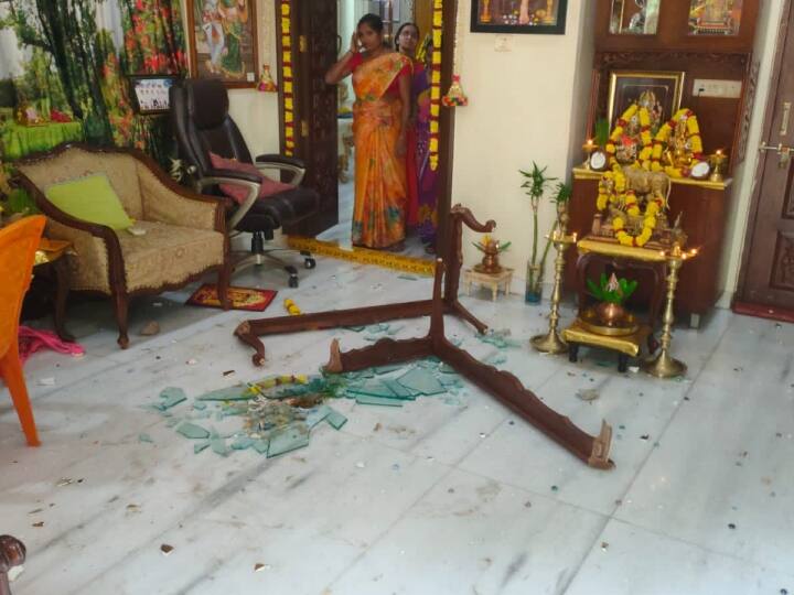 Telangana BJP MP Arvind Dharmapuri Residence Attacked by TRS Supporters Video Watch: तेलंगाना में बीजेपी सांसद के घर पर TRS समर्थकों ने की तोड़फोड़, खिड़की और कार पर फेंके पत्थर