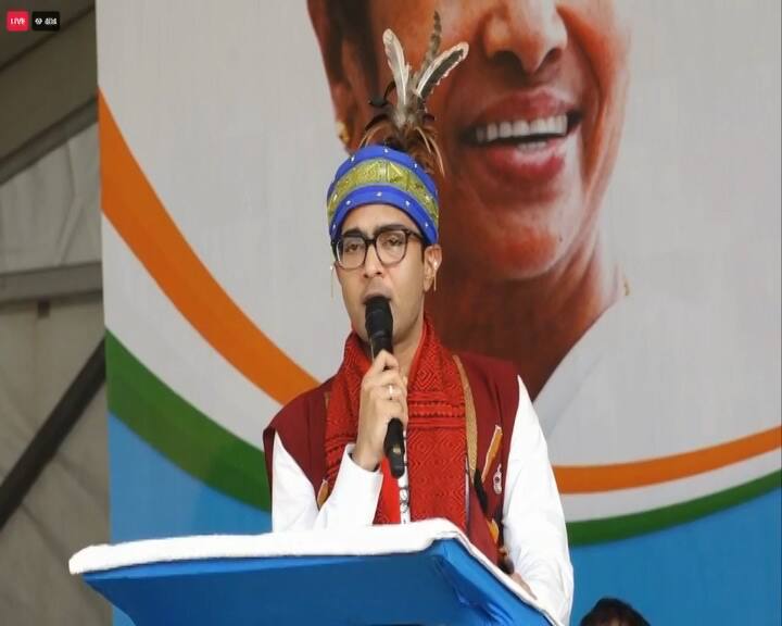 মেঘালয়ের তুরায় কর্মিসভায় অভিষেক বন্দ্যোপাধ্যায়। মেঘালয়ার বিশেষ টুপি পরে ভাষণ দিলেন তৃণমূলের সর্বভারতীয় সাধারণ সম্পাদক।