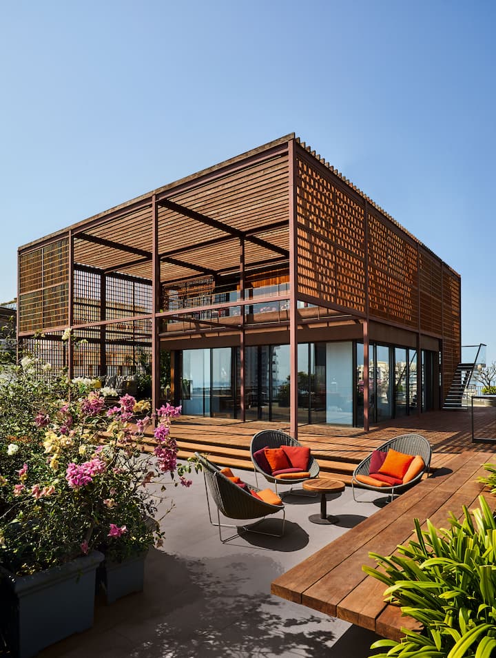 सबसे पहले बात करते हैं जूही के घर की छत की जो खासतौर पर श्रीलंका के फेमस डिजाइनर ने डिजाइन की है. ये काफी ज्यादा क्लासी और एलीगेंट है.