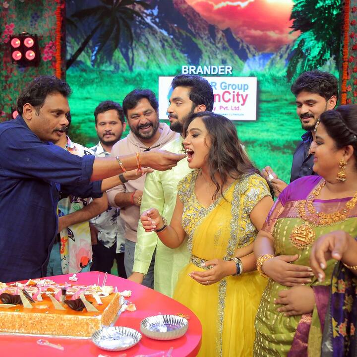 శతమానంభవతి సీరియల్ టీం సందడి. Image Credit: Gnapika Entertainments/ Instagram