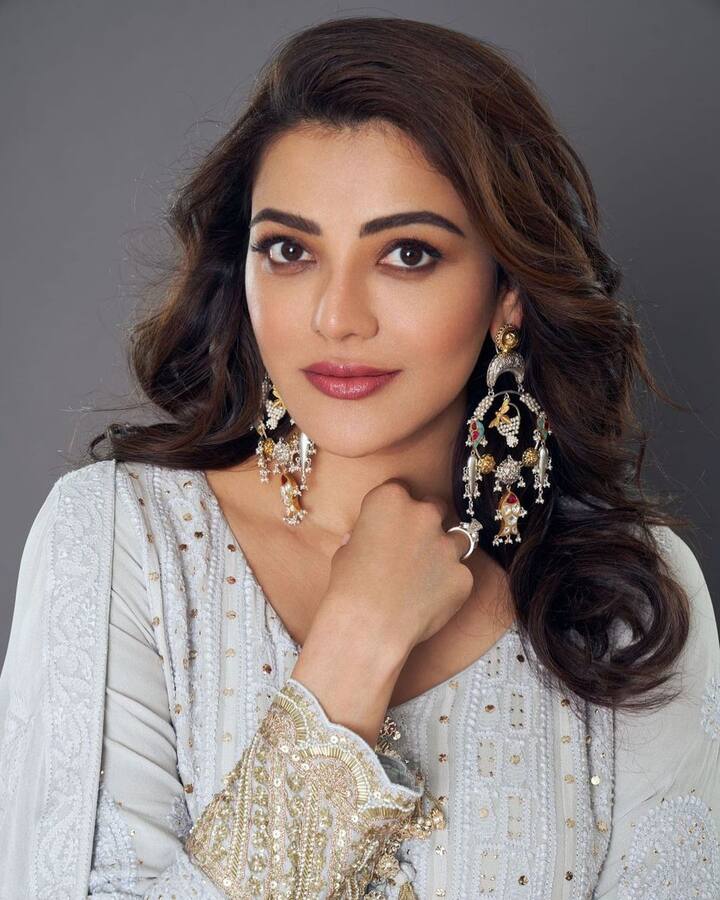 అందుకే నెట్టింటి బ్యాక్ టూ బ్యాక్ అప్డేట్స్ ఇస్తోంది.Photo Credit@Kajal Agarwal/instagram
