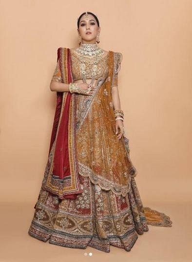 ਪਲੇਬੈਕ ਸਿੰਗਰ ਨੀਤੀ ਮੋਹਨ ਨੇ ਬਾਲੀਵੁੱਡ 'ਚ ਆਪਣੀ ਖਾਸ ਅਤੇ ਵੱਖਰੀ ਛਵੀ ਬਣਾਈ ਹੈ। ਉਸਨੇ ਕਈ ਬਾਲੀਵੁੱਡ ਫਿਲਮਾਂ ਵਿੱਚ ਕਈ ਸੁਪਰਹਿੱਟ ਗੀਤ ਦਿੱਤੇ ਹਨ। ਤੁਹਾਨੂੰ ਦੱਸ ਦੇਈਏ ਕਿ ਅੱਜਕਲ ਨੀਤੀ ਦਾ ਹਰ ਗੀਤ ਰਿਲੀਜ਼ ਹੁੰਦੇ ਹੀ ਵਾਇਰਲ ਹੋ ਜਾਂਦਾ ਹੈ।