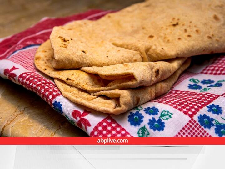 वास्तु के अनुसार हमेशा पहली रोटी गाय के लिए और आखिरी रोटी कुत्ते के लिए निकालनी चाहिए. ऐसा करने से मां लक्ष्मी प्रसन्न होती हैं और घर में खुशहाली आती है.