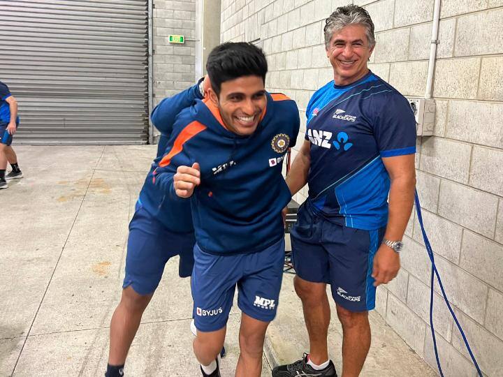 शुभमन गिल का ब्रेक के दौरान दिलचस्प अंदाज दिखा. उनके साथ टीम इंडिया का सपोर्ट स्टाफ मस्ती करता हुआ नजर आया.