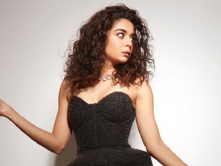 मिथालानं ELLE ब्यूटी अवार्ड्स 2022 साठी केलेल्या लूकचे फोटो आणि व्हिडीओ सध्या सोशल मीडियावर व्हायरल होत आहे.(फोटो सौजन्य :mipalkarofficial/इंस्टाग्राम )