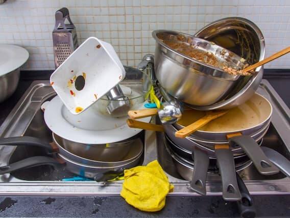 એવું કહેવાય છે કે જ્યારે કોઈ વ્યક્તિ સવારમાં રાતના એઠા વાસણો જુએ છે તો તેના શરીરમાં સકારાત્મક ઉર્જાનો સંચાર ઓછો થઈ જાય છે. આ સાથે રાત્રે એઠા વાસણો રાખવાથી ઘરના આશીર્વાદ છીનવાઈ જાય છે.