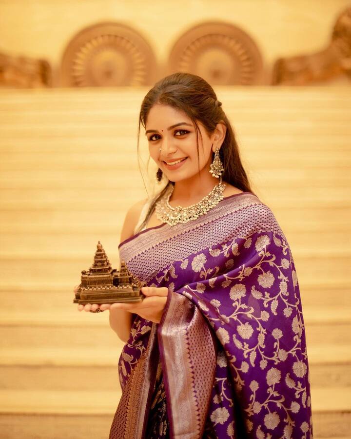 இரவில் வந்தது சந்திரனா? என் அழகே வந்தது உன் முகம்தான்!