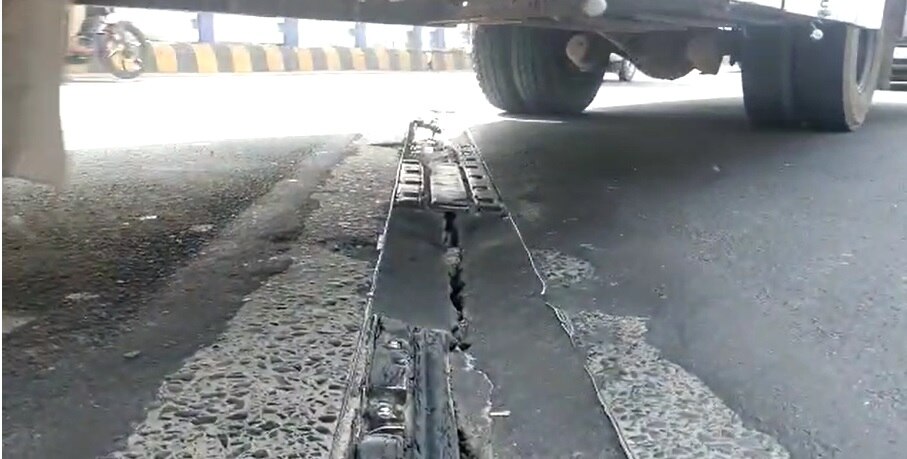 কলকাতার সঙ্গে হাওড়া তথা দক্ষিণবঙ্গের যোগাযোগের অন্যতম গুরুত্বপূর্ণ রাস্তা সাঁতরাগাছি উড়ালপুল।