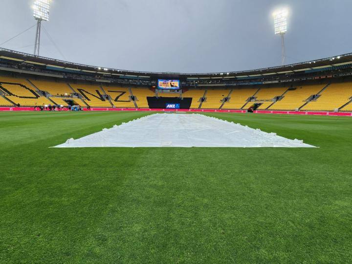 भारत और न्यूजीलैंड के बीच टी20 सीरीज का पहला मैच विलिंग्टन में शुक्रवार को खेला जाना था. लेकिन बारिश की वजह से रद्द कर दिया गया. दोनों ही टीमों के खिलाड़ियों ने बारिश के रुकने का काफी इंतजार किया, लेकिन बारिश नहीं रुकी. इसी वजह से मैच रद्द कर दिया गया. लेकिन इस दौरान दोनों ही टीमों के खिलाड़ियों ने जमकर मस्ती की. (फोटो - बीसीसीआई)