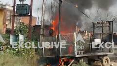 UP: Mau में बिजली के ट्रांसफॅार्मर में लगी आग, आग लगने से 500 घरों की गुल हुई बत्ती..देखिए EXCLUSIVE