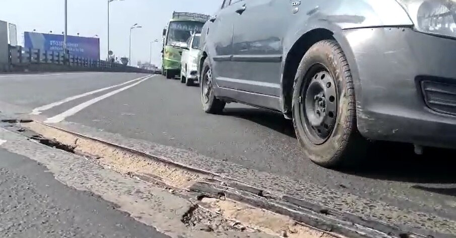 ভোগান্তি বাড়বে বলে আশঙ্কা করছেন নিত্যযাত্রীদের।