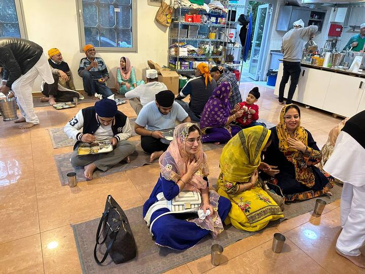 ਸਵੇਰੇ ਤੋਂ ਹੀ ਸੰਗਤਾਂ ਨੇ ਸਮਾਗਮ ਵਿੱਚ ਹੁਮ ਹੁਮਾ ਕੇ ਹਾਜ਼ਰੀਆਂ ਲਵਾਉਣੀਆਂ ਸ਼ੁਰੂ ਕਰ ਦਿਤੀਆਂ ਹਨ।