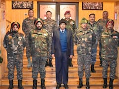 India-China Conflict: भारत चीन सीमा विवाद के बीच रक्षा सचिव ने तस्वीर खिंचवाई जहां सैनिकों ने की थी फतेह, देखें तस्वीरें