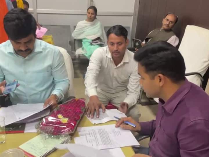 Bharatpur News: 'धन्यवाद आपने हमारी समस्या का समाधान नहीं किया', परेशानी हल न होने पर कलेक्टर को मिला गुलदस्ता Bharatpur collector has been given a bouquet by a young man for not getting work Rajasthan ANN Bharatpur News: 'धन्यवाद आपने हमारी समस्या का समाधान नहीं किया', परेशानी हल न होने पर कलेक्टर को मिला गुलदस्ता